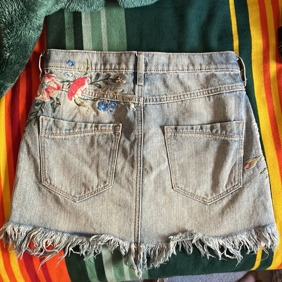 Express Embroidered Mini Skirt NWOT 00 - Picture 2 of 3